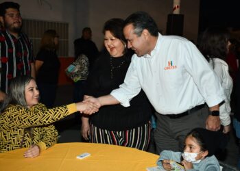 Celebra Toño Astiazarán con familias de la Solidaridad posada navideña Creces