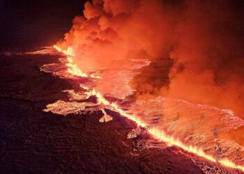 Volcán hace erupción en Islandia al noreste de Grindavík