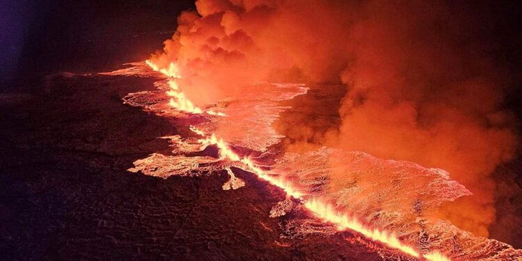 Volcán hace erupción en Islandia al noreste de Grindavík