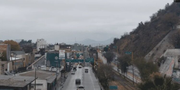Se incrementa hoy flujo de vehículos para cruzar a EU por garitas de Nogales