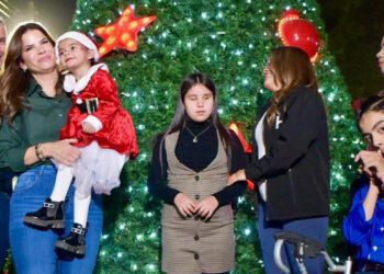 Encabeza Alcalde encendido de árbol de Navidad en el poblado Miguel Alemán