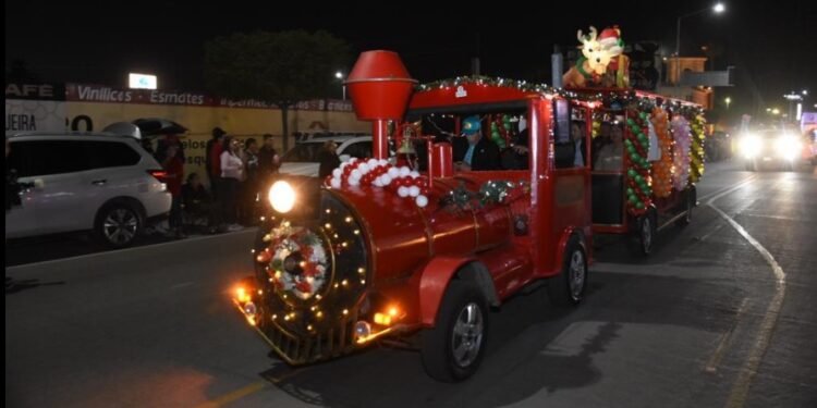 Realizan en Navojoa el tradicional desfile navideño