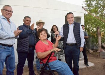 Entrega Toño Astiazarán cuartos adicionales a dos familias más