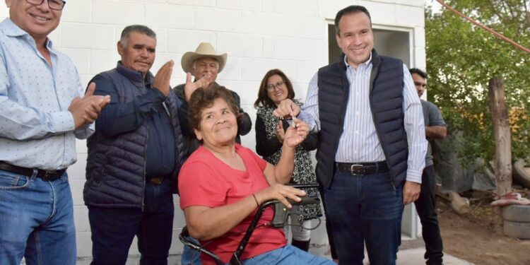 Entrega Toño Astiazarán cuartos adicionales a dos familias más