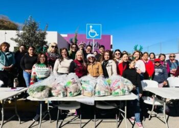 Apoya Instituto Nogalense de las Mujeres con despensas y cenas navideñas