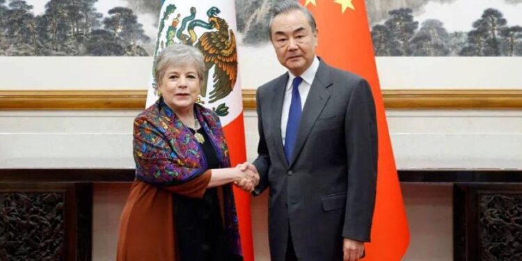 Canciller Bárcena se reúne con ministro en China; agradece apoyo tras huracán Otis