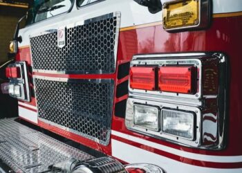 Explosión en Nezahualcóyotl deja dos bomberos lesionados