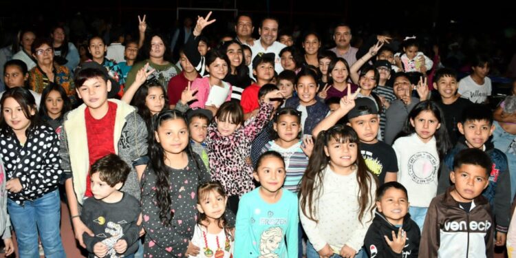 Convive Alcalde en posada Creces de la colonia El Ranchito