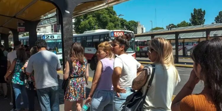 El Gobierno convocó a las empresas de colectivos para solucionar el conflicto por la reducción del servicio en el AMBA