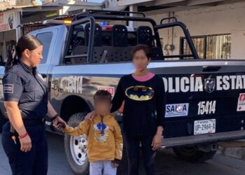 Oficiales de la Policía Estatal auxilian a niño extraviado en el Centro de Benito Juárez