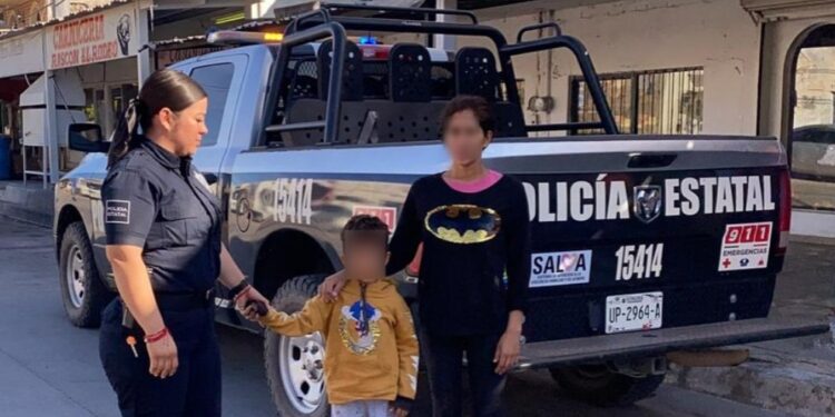 Oficiales de la Policía Estatal auxilian a niño extraviado en el Centro de Benito Juárez