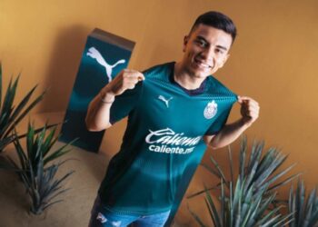 ¡Está de lujo! Chivas presenta su playera alternativa