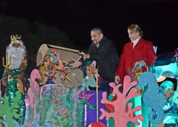 Viven Huatabampenses espectacular desfile navideño