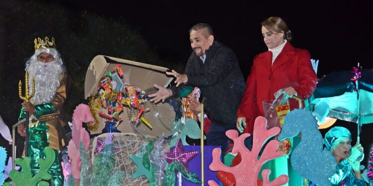 Viven Huatabampenses espectacular desfile navideño