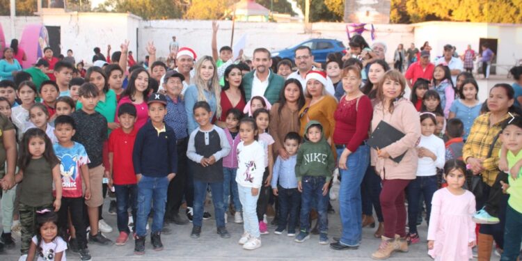 Niñez de la colonia unión disfruta de una gran posada navideña