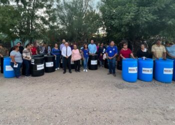 Dotan de tambos para la basura a familias de la colonia 23 de abril