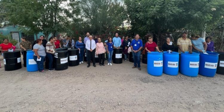 Dotan de tambos para la basura a familias de la colonia 23 de abril