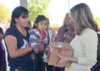 Entrega Dif cajeme despensas pasapap a personas adultas mayores en la loma de guamúchil