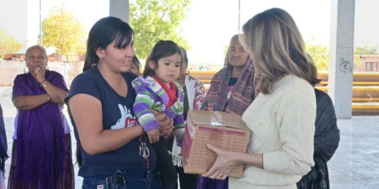 Entrega Dif cajeme despensas pasapap a personas adultas mayores en la loma de guamúchil