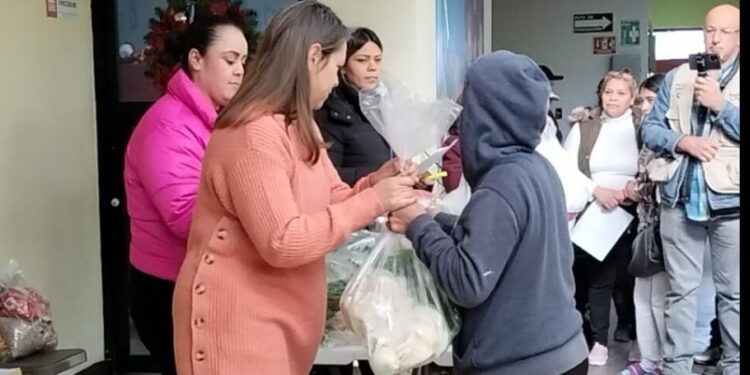 Entregan cenas y despensas en DIF Nogales