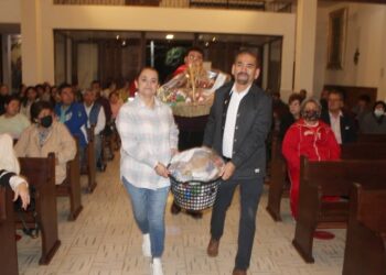 El día de hoy les tocó a los funcionarios del H. Ayuntamiento acompañar en su recorrido a la virgen de Guadalupe.