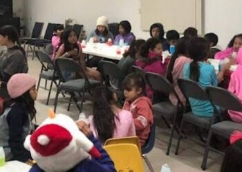 Decenas de niños de la colonia Topahue son beneficiados con calzado nuevo