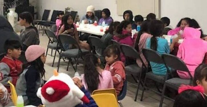 Decenas de niños de la colonia Topahue son beneficiados con calzado nuevo