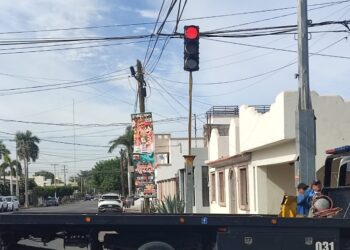 Reinstalan semáforo de la california y cananea