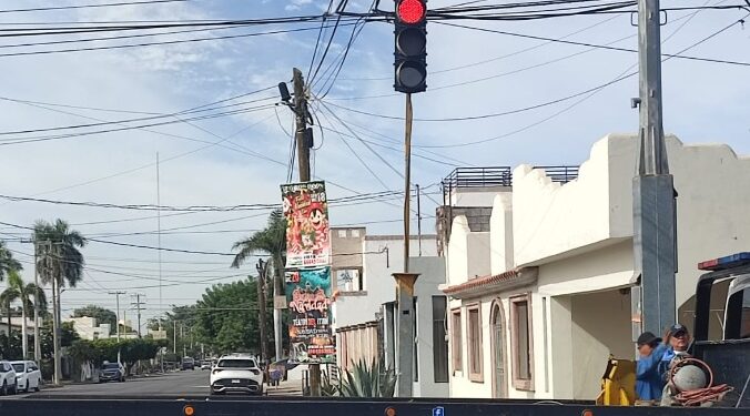 Reinstalan semáforo de la california y cananea