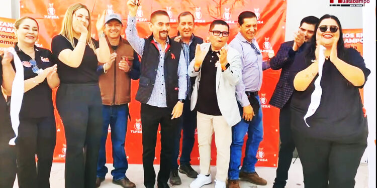 Funcionarios municipales acompañando a nuestra señora de guadalupe en el cuarto día de peregrinación