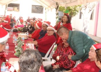 Conviven adultos mayores en gran posada que les organizó DIF