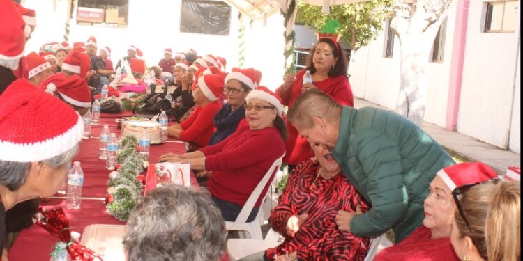 Conviven adultos mayores en gran posada que les organizó DIF