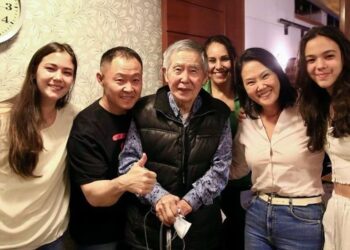 Publica  Keiko Fujimori foto de su padre, Alberto Fujimori, tras ser liberado