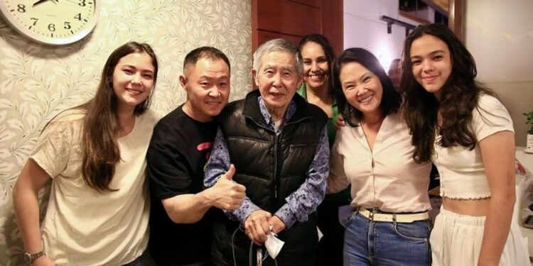 Publica Keiko Fujimori foto de su padre, Alberto Fujimori, tras ser liberado