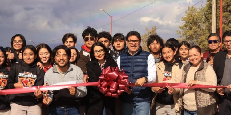 Entregan modernas banquetas para llegar a Cobach y Unison