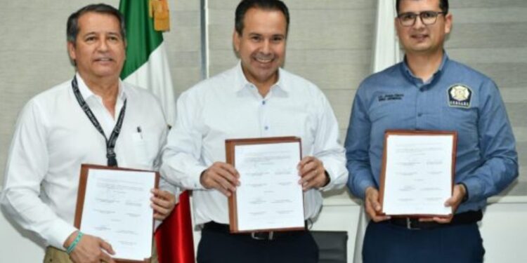 Acuerdan Alcalde y Sindicato de Bomberos convenio con beneficios económicos y laborales