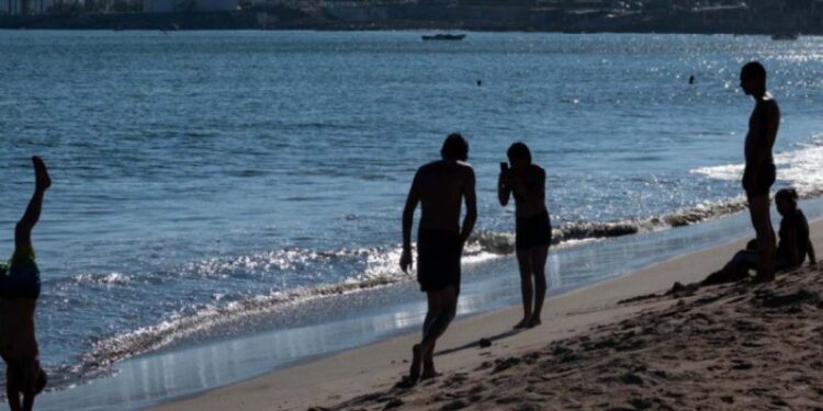 Pese a ‘Otis’, turistas llegan a Acapulco para Navidad y Año Nuevo