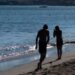 Pese a ‘Otis’, turistas llegan a Acapulco para Navidad y Año Nuevo