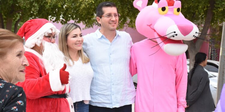 Presidente Jorge Alberto Elías Retes y su esposa, Luz Argel Gaxiola de Elías, organizan posadas a los niños