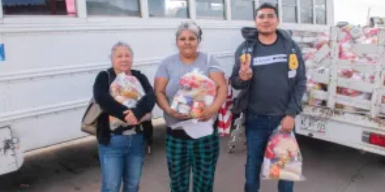 Continúa Primera Dama de Nogales con la entrega de ayuda alimentaria
