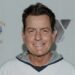 El actor Charlie Sheen es atacado por una vecina en su casa en Malibú