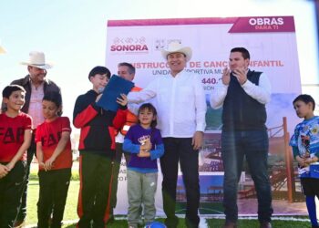 Beneficia gobernador Durazo a familias de Sahuaripa con certeza jurídica, becas e infraestructura deportiva