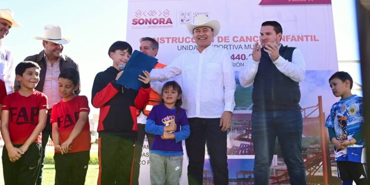 Beneficia gobernador Durazo a familias de Sahuaripa con certeza jurídica, becas e infraestructura deportiva