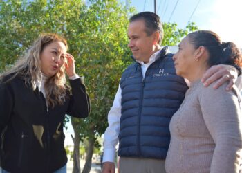 Entrega Toño Astiazarán tinacos en la colonia Altares