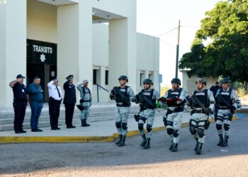 Ejemplo de Servicio a ciudadanos pide Comisario a Policías en Honores Cívicos