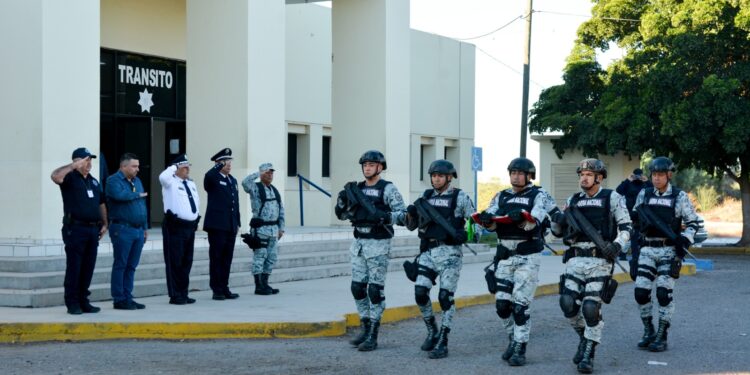 Ejemplo de Servicio a ciudadanos pide Comisario a Policías en Honores Cívicos