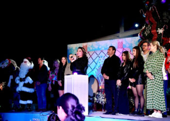 Encienden en el Parque Infantil el tradicional árbol navideño