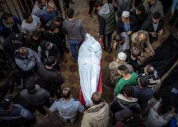 Más de 21 mil palestinos muertos por Israel; sobrevivientes buscan agua