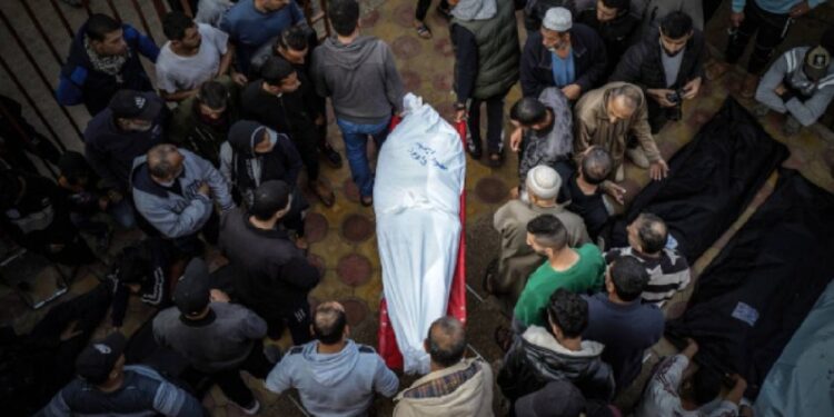 Más de 21 mil palestinos muertos por Israel; sobrevivientes buscan agua