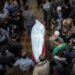 Más de 21 mil palestinos muertos por Israel; sobrevivientes buscan agua